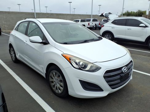 Used 2016 Hyundai Elantra GT FWD image 2