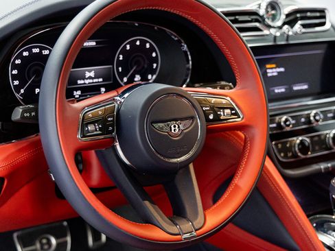 Used 2022 Bentley Bentayga image 24