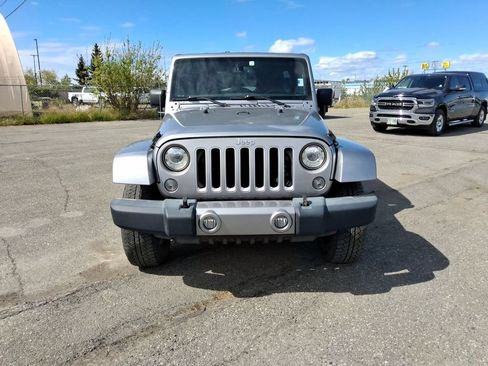 Used 2018 Jeep Wrangler Unlimited Sahara w/ Connectivity Group AWD/4WD image 3