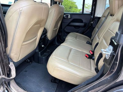 Used 2018 Jeep Wrangler Unlimited Sahara w/ Dual Top Group AWD/4WD image 7
