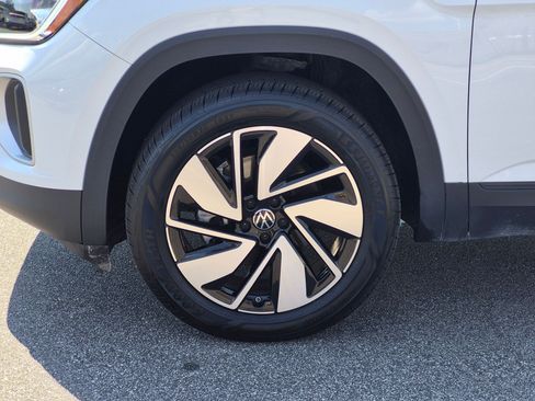 Used 2024 Volkswagen Atlas SE w/ Panoramic Sunroof Package FWD image 10