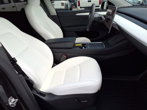 Used 2025 Tesla Model Y Long Range RWD image 28
