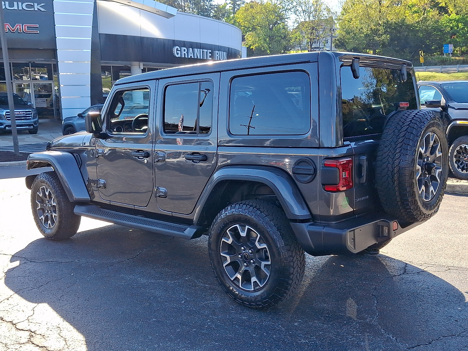 Used 2025 Jeep Wrangler Unlimited Sahara AWD/4WD image 4