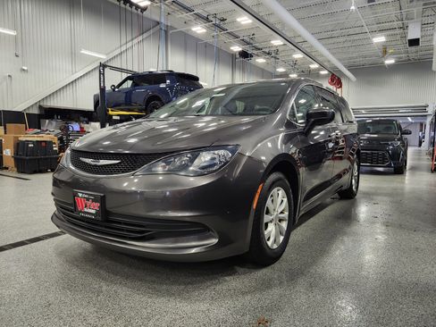 Used 2017 Chrysler Pacifica Touring w/ Tire & Wheel Group image 28