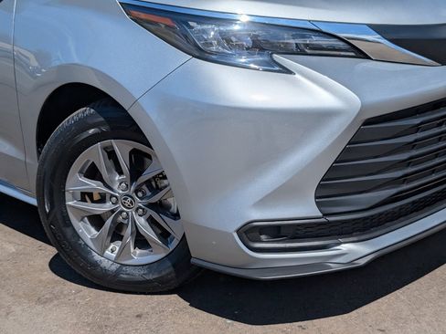Used 2025 Toyota Sienna LE FWD image 11