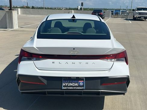 Certified 2024 Hyundai Elantra SE FWD image 11