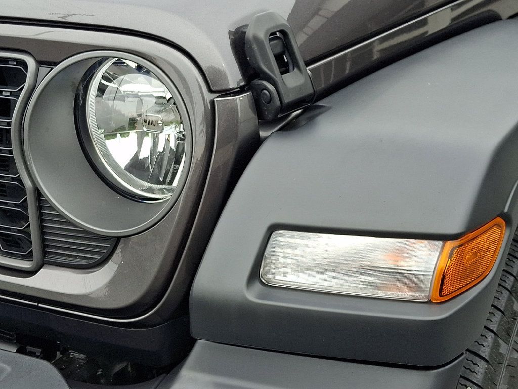 Used 2025 Jeep Wrangler Sport AWD/4WD image 12