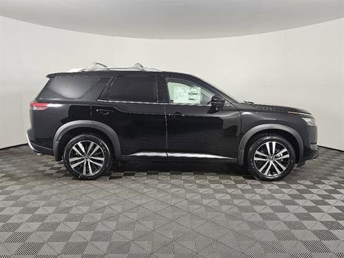 New 2025 Nissan Pathfinder Platinum image 2