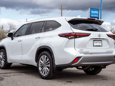 Used 2024 Toyota Highlander Platinum image 7