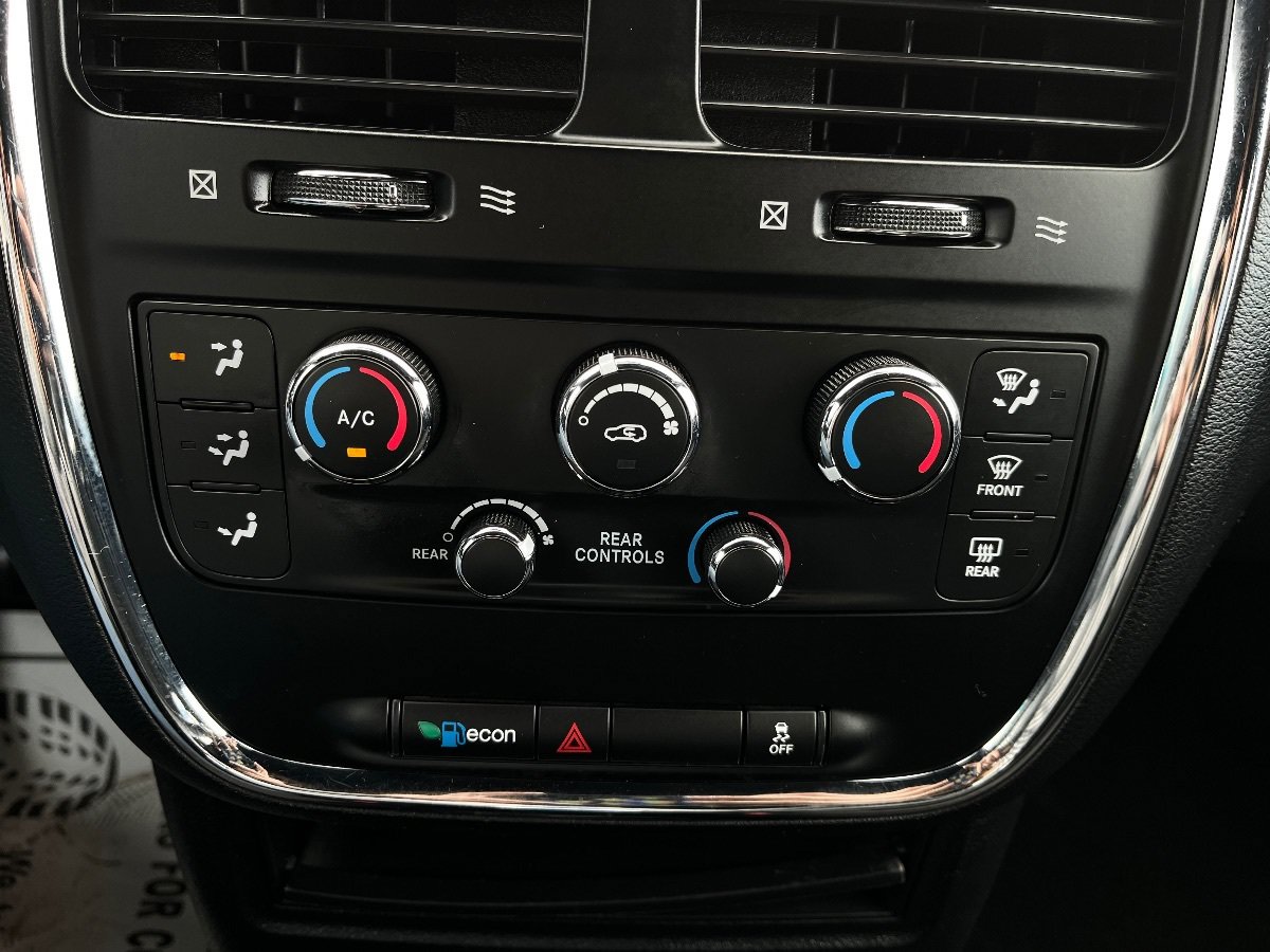 Used 2018 Dodge Grand Caravan SE FWD image 15