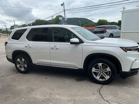 Used 2025 Honda Pilot EX-L image 3
