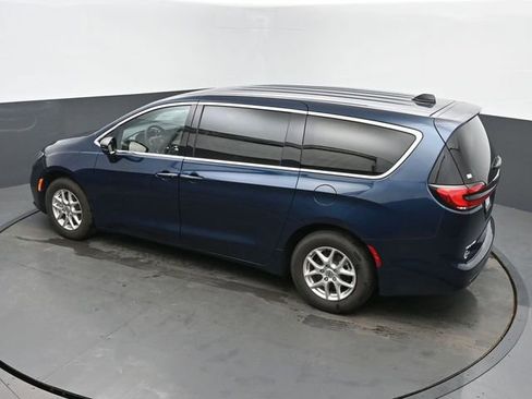 Used 2025 Chrysler Pacifica Select image 40