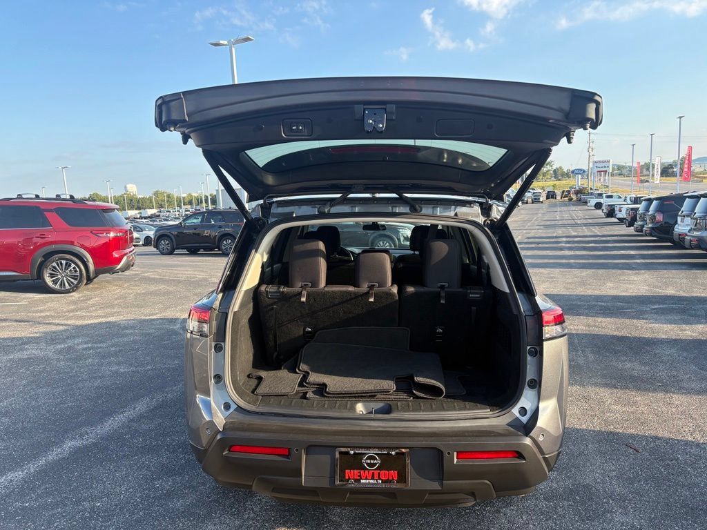 Used 2025 Nissan Pathfinder SV AWD/4WD image 15