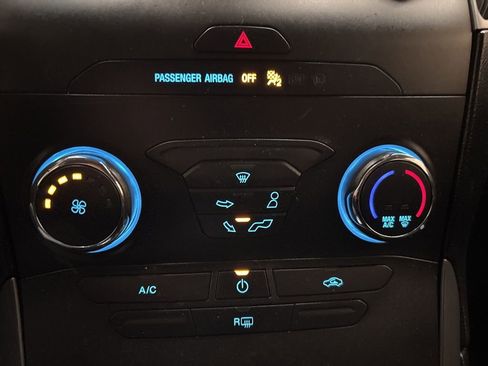 Used 2019 Ford Edge SE image 19