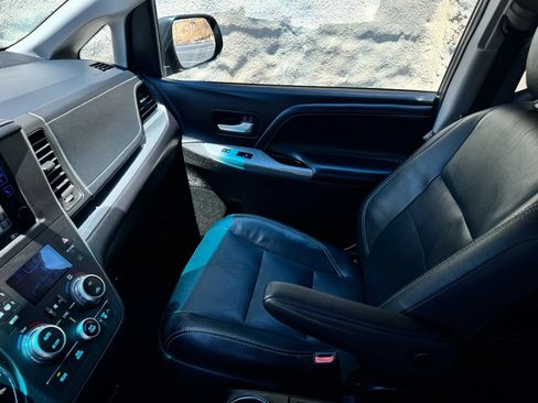 Used 2017 Toyota Sienna SE w/ SE Preferred Package FWD image 17