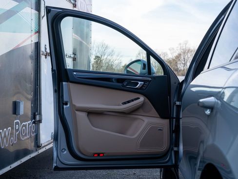 Certified 2025 Porsche Macan image 18