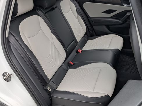 Used 2025 Volkswagen Tiguan SE w/ Panoramic Sunroof Package AWD/4WD image 21