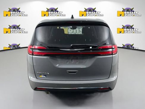 Used 2023 Chrysler Pacifica Touring-L FWD image 6