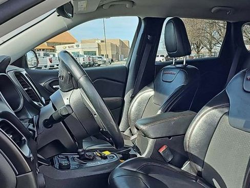 Used 2019 Jeep Cherokee Trailhawk image 16