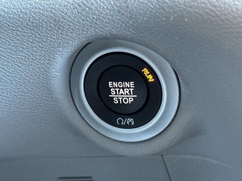 Used 2024 Chrysler Pacifica Touring-L image 21