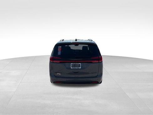 Used 2025 Chrysler Pacifica Limited FWD image 5