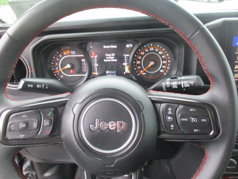 Used 2024 Jeep Wrangler Unlimited Rubicon AWD/4WD image 18