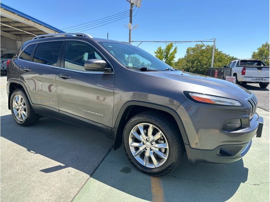 Used 2017 Jeep Cherokee Limited w/ Technology Group AWD/4WD image 4