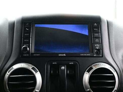 Used 2018 Jeep Wrangler Rubicon w/ Power Convenience Group image 16