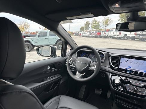New 2026 Chrysler Pacifica Select image 51