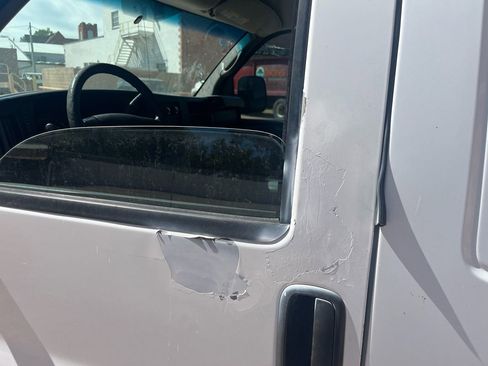 Used 2010 Chevrolet Express 2500 image 9