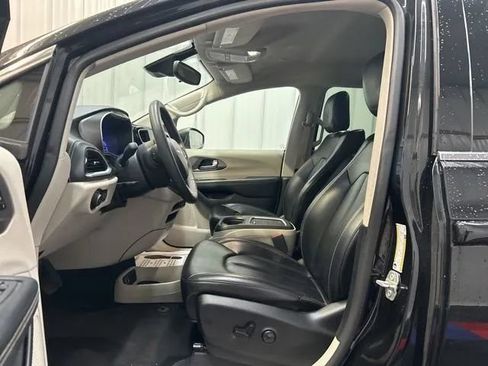 Used 2023 Chrysler Pacifica Touring-L FWD image 10