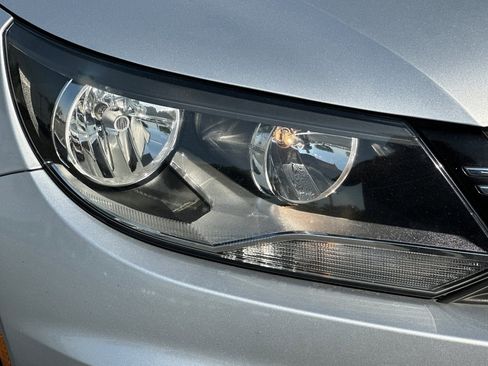 Used 2016 Volkswagen Tiguan S image 11