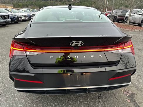 Certified 2025 Hyundai Elantra SEL image 4