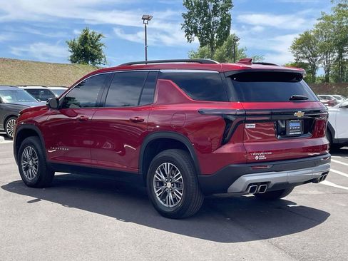 Used 2024 Chevrolet Traverse LT w/ Trailering Package FWD image 5