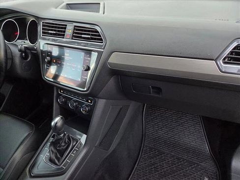 Used 2018 Volkswagen Tiguan SE image 20