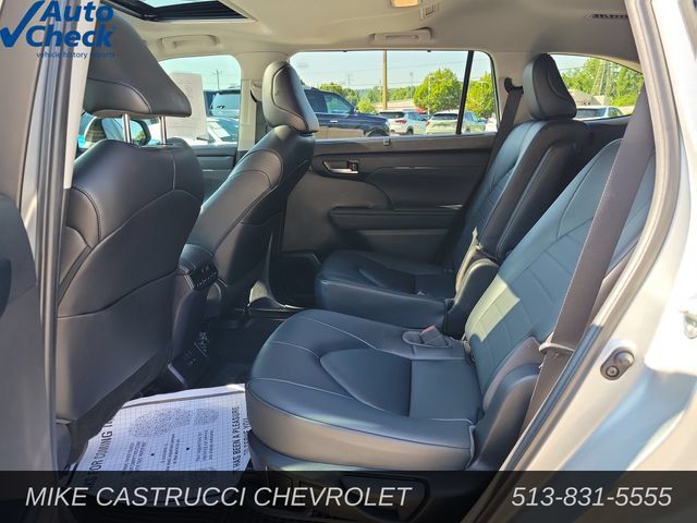 Used 2023 Toyota Highlander XLE FWD image 25