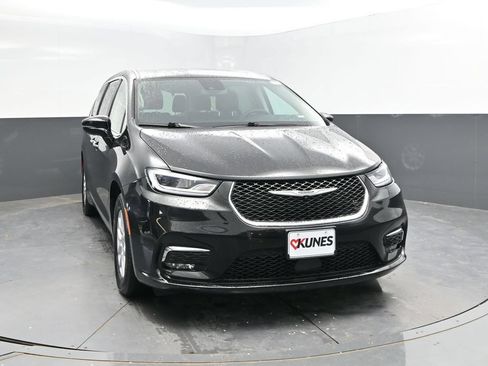 Used 2024 Chrysler Pacifica Touring-L FWD image 2