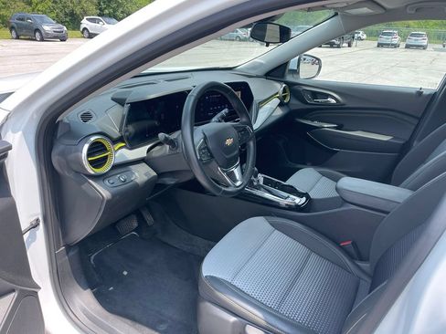 Used 2024 Chevrolet Trax LT w/ Driver Confidence Package FWD image 13