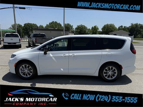 Used 2026 Chrysler Pacifica Limited FWD image 4