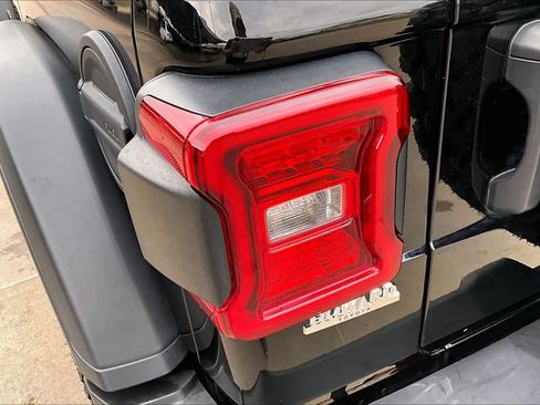 Used 2022 Jeep Wrangler Unlimited Rubicon w/ Cold Weather Group image 27