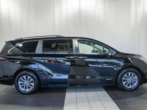Used 2021 Toyota Sienna XLE w/ XLE Plus Package FWD image 3