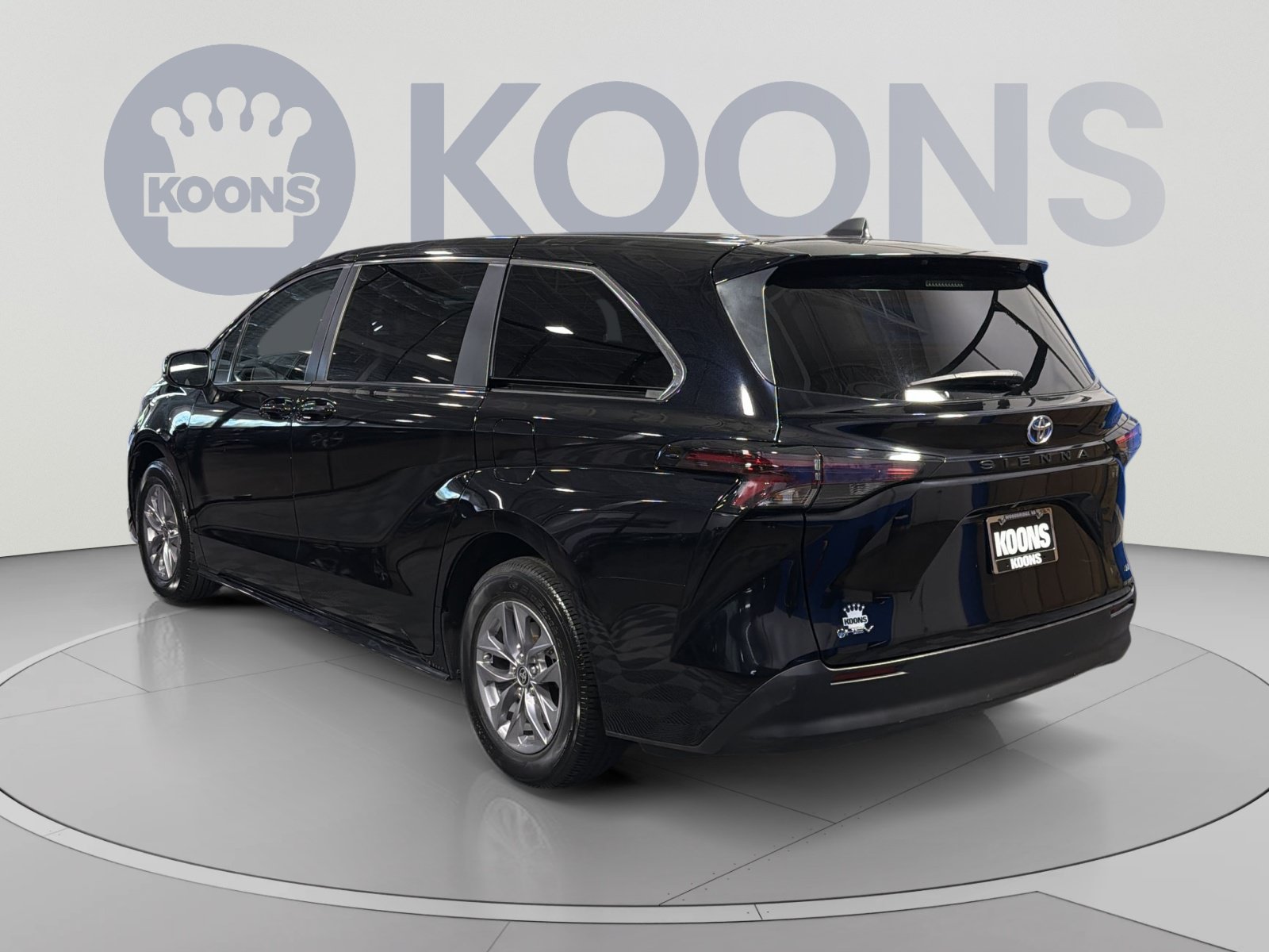 Used 2025 Toyota Sienna LE FWD image 4