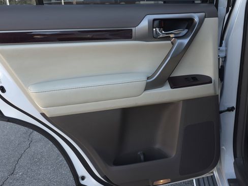 Used 2015 Lexus GX 460 image 35