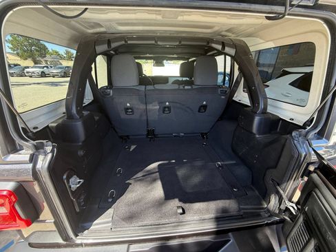 Used 2025 Jeep Wrangler Unlimited Sahara AWD/4WD image 29