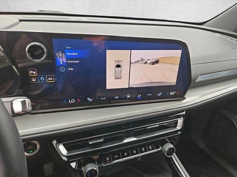 Used 2024 Chevrolet Traverse LT image 18