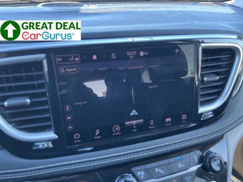 Used 2022 Chrysler Pacifica Touring-L w/ Uconnect Theater Family Group FWD image 13