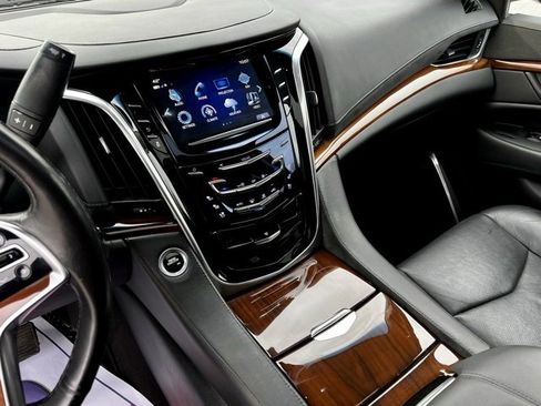 Used 2018 Cadillac Escalade ESV Luxury image 40