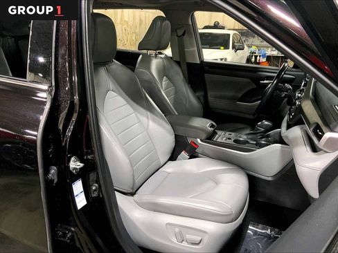 Certified 2021 Toyota Highlander XLE image 9