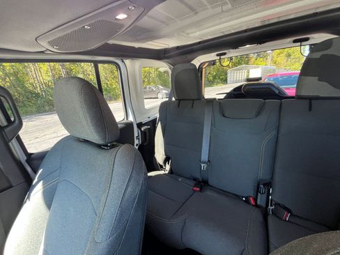 Used 2025 Jeep Wrangler Sahara image 35