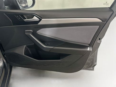 Used 2025 Volkswagen Jetta SE FWD image 31